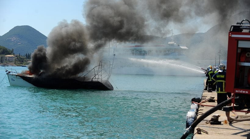 Φωτιά σε τουριστικό σκάφος μεταξύ Κεφαλονιάς και Ζακύνθου